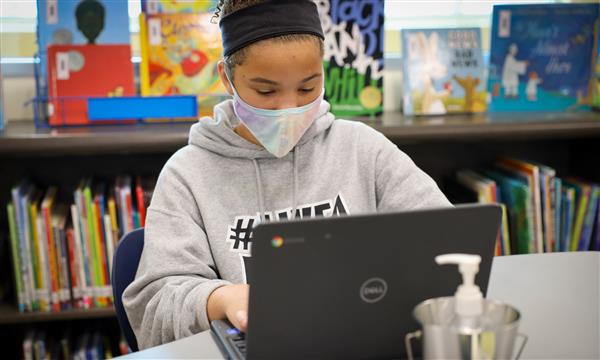 Students use virtual reality headsets